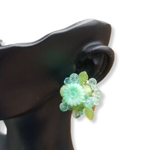 1950s MADE IN HONG KONG GREEN & BLUE LUCITE FLOWER CLUSTER BEAD CLIP ON EARRINGS